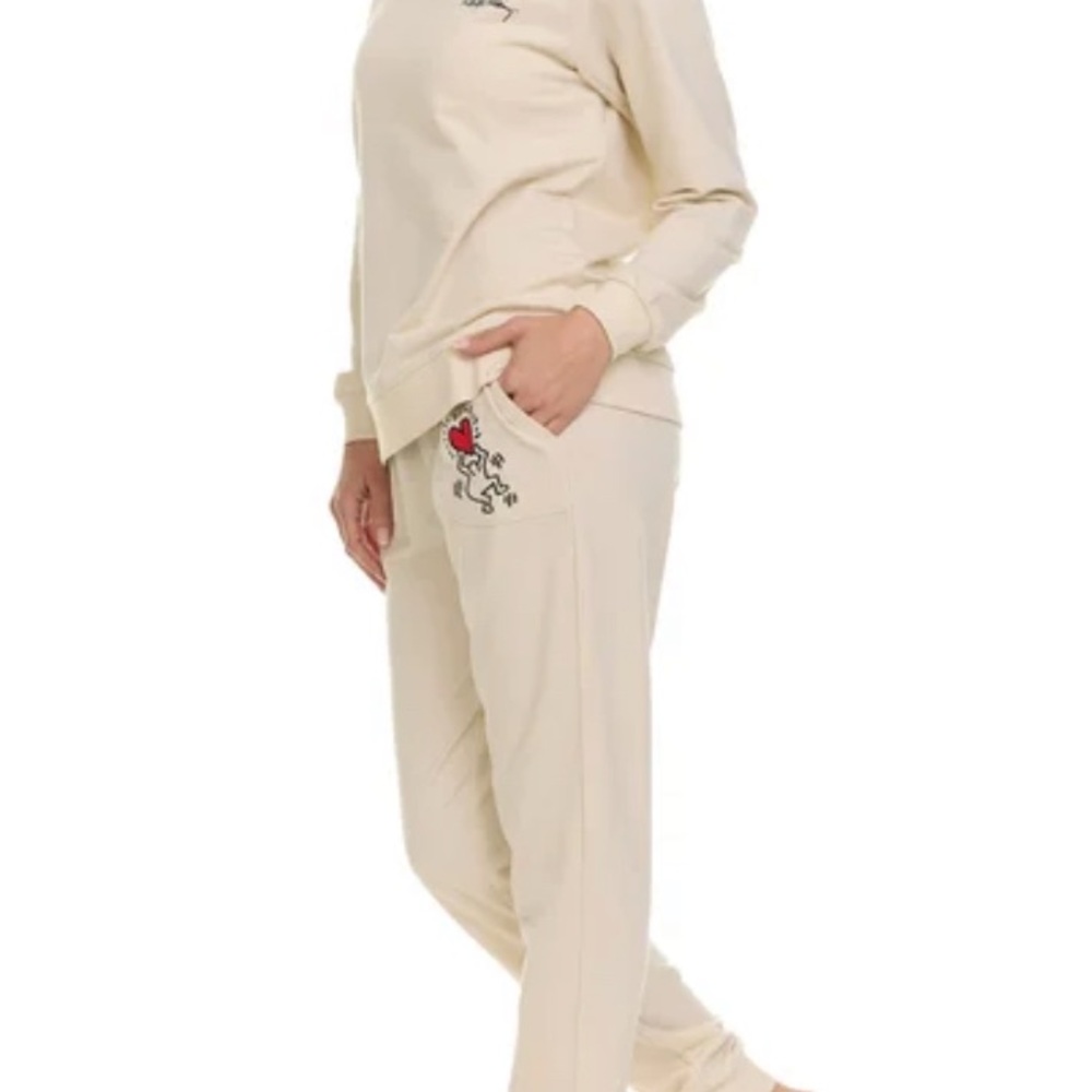NWT Keith Haring Women’s Cream Lounge Set with Iconic Heart Graphic - Picture 2 of 5